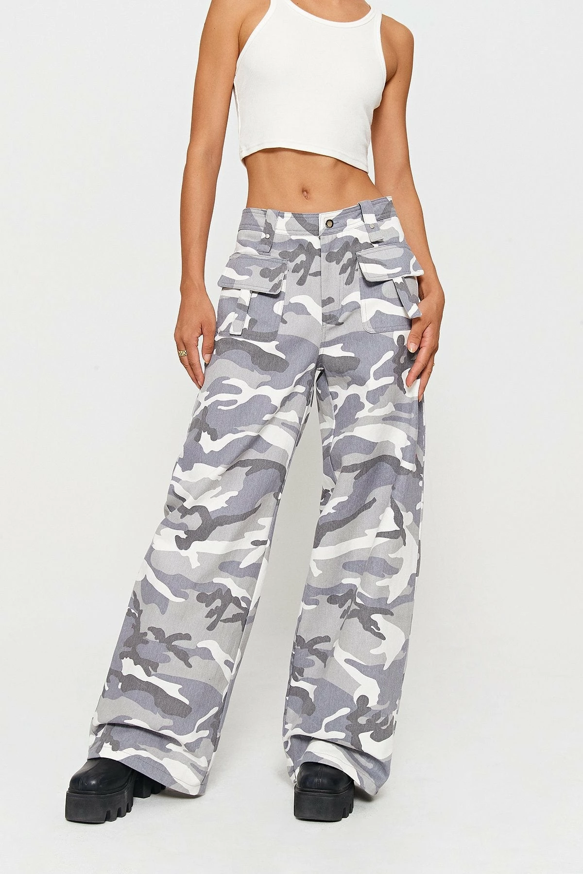 SOLADO Low Waist Camo Print Pocket Patched Straight Pants 3 SOLADO Low Waist Camo Print Pocket Patched Straight Pants