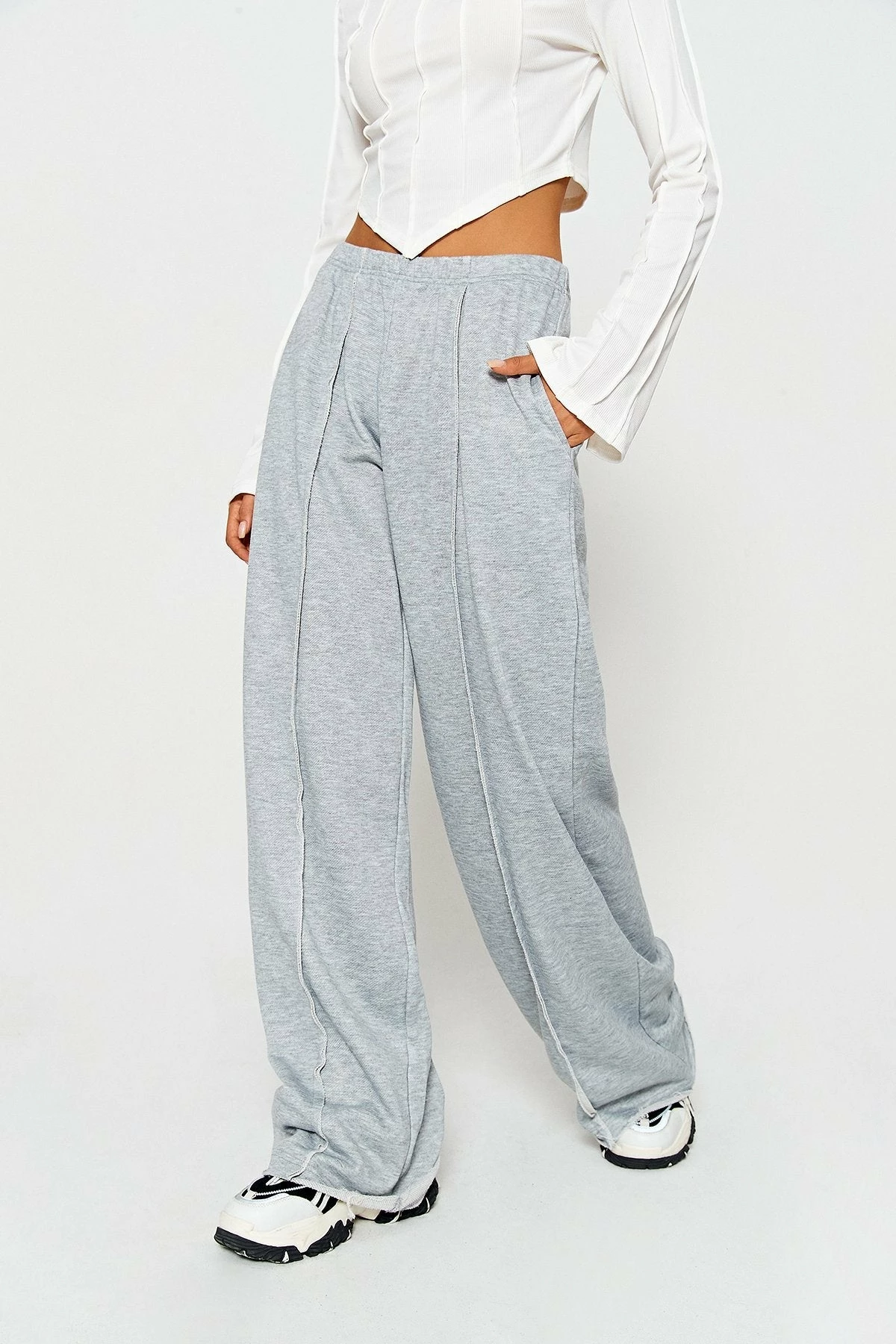 SOLADO Seam Detail Dual Pocket Solid Straight Pants 3 SOLADO Seam Detail Dual Pocket Solid Straight Pants