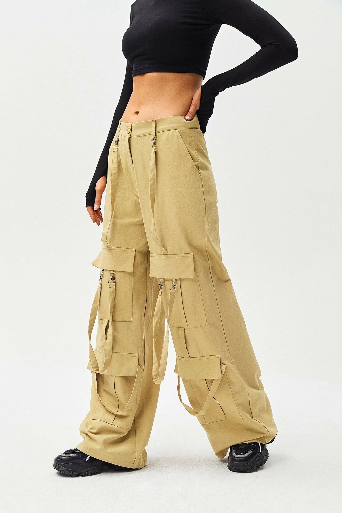 Solado Low Waist Buckled Decor Pocket Patched Cargo Pants 3 Solado Low Waist Buckled Decor Pocket Patched Cargo Pants