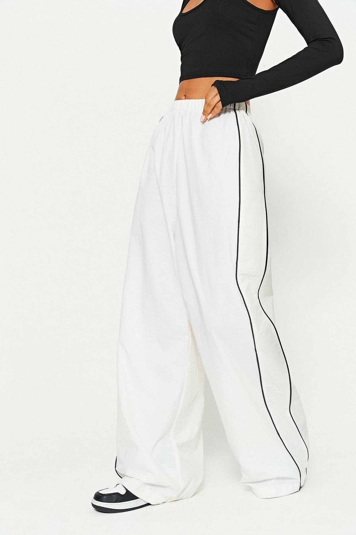 SOLADO Colorblock Trim Oversize Wide Leg Pants 3 SOLADO Colorblock Trim Oversize Wide Leg Pants - Image 2