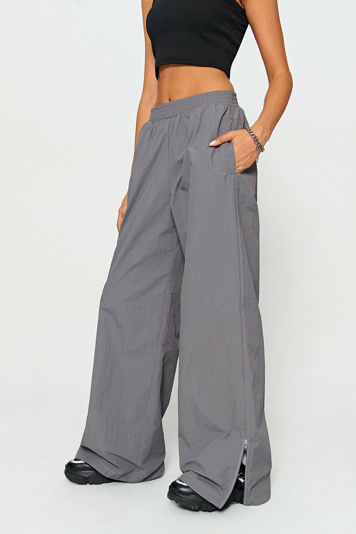 SOLADO Zipper Decor Split Hem Dual Pocket Straight Pants 3 SOLADO Zipper Decor Split Hem Dual Pocket Straight Pants